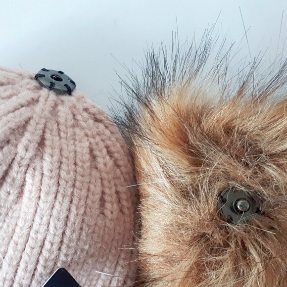 Vince Camuto pink beanie & 3 pom poms box set - Picture 3 of 3